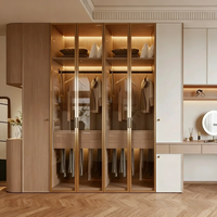 Armoire de chambre moderne et contemporaine en bois massif, personnalisée, avec étagères ouvertes et éclairage intégré, pour villa