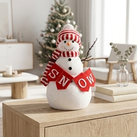 Figurine de bonhomme de neige traditionnelle avec chapeau rayé rouge et bannière festive SNOW pour la décoration de bienvenue des fêtes d'hiver