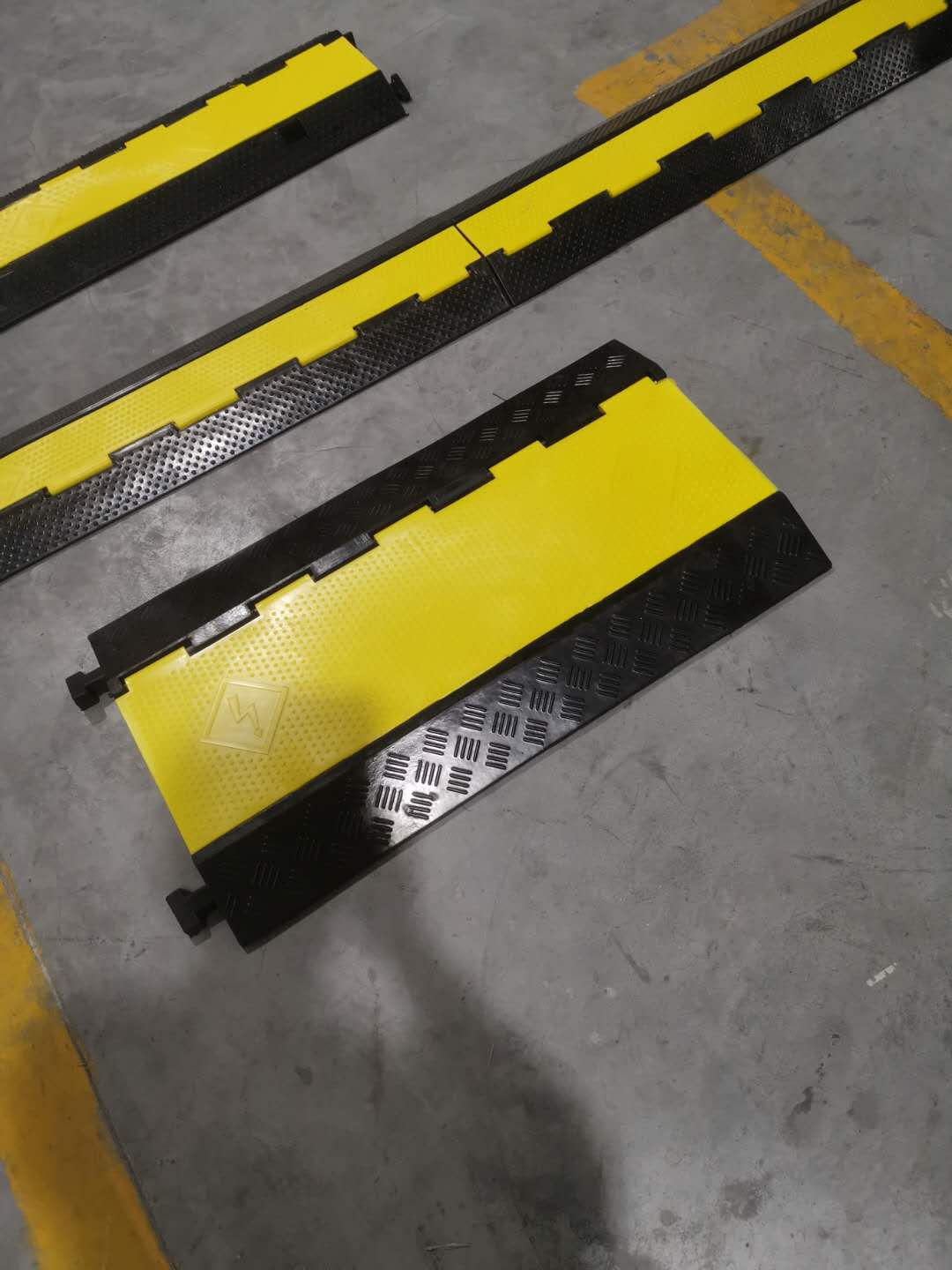 Удобного размещения и удаления 900*500*50 мм 5 канал проезжей части резиновый напольный кабель с закругленными краями и ПВХ крышка желтая