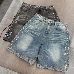 Shorts en <span class=keywords><strong>jean</strong></span> pour hommes, coupe oversize, style streetwear, délavé, bords bruts, patchwork personnalisé, broderie et sérigraphie - Product Image 3