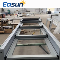 Nouvelle pergola de cuisine moderne en alliage d'aluminium avec toit vitré à persiennes isolées, rétractables électriquement et à isolation thermique