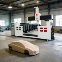 Machine de gravure CNC à cinq axes de haute précision pour une sculpture 3D industrielle efficace de métaux mous, de bois et de mousse complexes