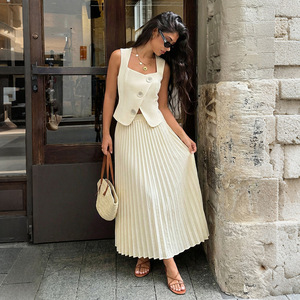 Completo da Donna: <span class=keywords><strong>Top</strong></span> Senza Maniche Stile Blazer con Bottoni <span class=keywords><strong>e</strong></span> <span class=keywords><strong>Gonna</strong></span> Plissettata <span class=keywords><strong>a</strong></span> <span class=keywords><strong>Vita</strong></span> <span class=keywords><strong>Alta</strong></span> Elasticizzata, Set Due Pezzi - Product Image 2