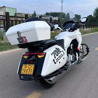 Motocyclette de tourisme PaiFang Starship 3 d'occasion, excellent état. Moteur bicylindre refroidi par liquide de 300 cm³, freins à disque et coffre arrière