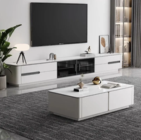 Ensemble de meuble TV et table basse modernes haut de gamme pour petits appartements, avec un support TV sur pied mobile et durable.