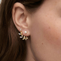 Boucles d'oreilles clous en forme de branche avec feuille d'or, zircon et perle EDGE – Bijoux élégants et tendance pour femme