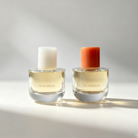 Vente en gros de flacons de parfum en verre transparent à pression haute de 50 ml avec bouchon noir mat, logo de marque personnalisé et boîte cadeau