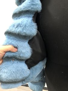 2025 étiquettes personnalisées et conception OEM hiver veste Chinchilla personnalisée pour filles manteaux de fourrure bleu <span class=keywords><strong>court</strong></span> <span class=keywords><strong>pas</strong></span> <span class=keywords><strong>cher</strong></span> manteau de fourrure synthétique - Product Image 6