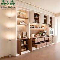 Buffet de style Japandi avec dosseret en bois cannelé, niche de présentation cintrée et tiroirs flottants