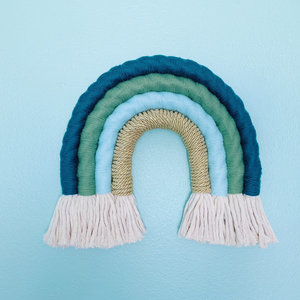 Artesanía Hecha a Mano: Gran Decoración de Pared de Macramé con Diseño de Arcoíris - Product Image 1