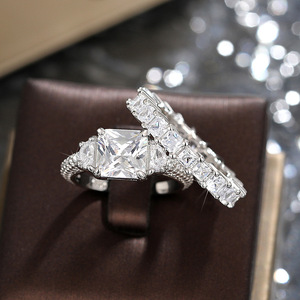 Anello Statement con Zirconi per Uomo e Donna, Gioiello di Lusso alla Moda per Dito Indice - Product Image 6