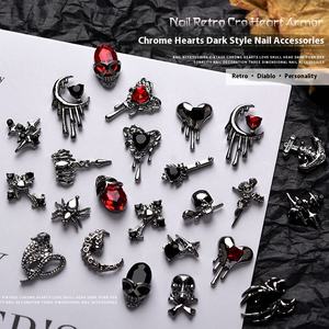 Gotische Vintage 3D Nagelkunst-Accessoires im Chrome Hearts Kreuz-Herz Totenkopf- und Spinnen-Design mit Legierungs-Strasssteinen Großhandel - Product Image 4