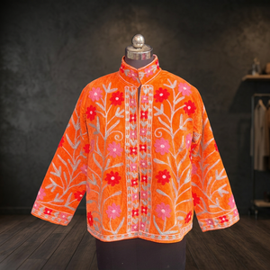 Chaqueta corta de terciopelo naranja de lujo con hermoso bordado floral Suzani, abrigo bohemio, prenda exterior llamativa para el invierno para mujer. - Product Image 1