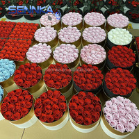 SENNKA Roses conservées bon marché de longue durée cadeau Rose éternelle dans une boîte à fleurs ronde qui dure un an