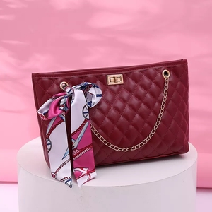 2022 venta <span class=keywords><strong>Hiot</strong></span> pequeña cadena cuadrada bolsos de mano de mujer correa de cadena bolsos de mensajero bolsos de moda para damas - Product Image 3