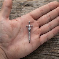 Pendentif en acier inoxydable en forme de poignard avec phases lunaires, mini-collier épée, breloque pour hommes et femmes, amulette gothique, cadeau