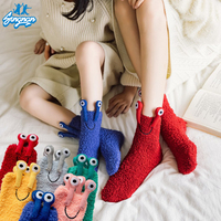 Chaussettes jetables d'hiver Jingwen OEM en polaire corail mignonnes, antibactériennes, style coréen, pour la famille, avec semelles antidérapantes