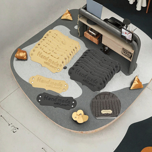 Etiquetas cuadradas de cuero de microfibra en relieve hechas a mano, etiquetas de ganchillo con corazones de amor coloridos, etiquetas de corte térmico tejidas autoadhesivas - Product Image 2