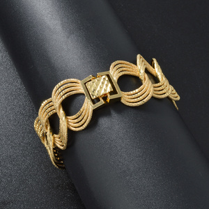 Clásico Anillo de Segmentos Superpuestos Ornamentados con Superficie Tallada Esmerilada, Diseño para Mujer, Venta al por Mayor, Chapado en Oro de 18K, Talla Ajustable - Product Image 4