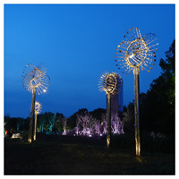 Sculpture éolienne cinétique sur mesure, grande œuvre d'art en métal, monument éolien interactif pour les paysages publics