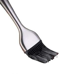 Pinceau à badigeonner en acier inoxydable à long manche avec têtes en silicone pour pâtisserie, barbecue et cuisson - Personnalisable avec logo - Compatible lave-vaisselle - Product Image 3