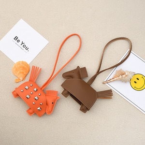 Porte-clés Cheval de Guerre en Cuir PU de Luxe, Fait Main avec Rivets, Style Punk, Breloque de Sac, Animal Mignon, Porte-clés de Voiture Design - Product Image 2