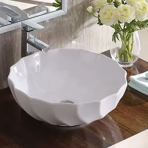 Fabbrica diretta speciale fashion design controsoffitto in porcellana fatto a mano lavabo da bagno a forma di fiore lavabo in ceramica bianca