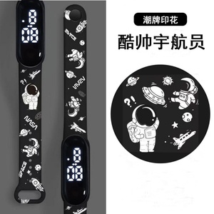 Reloj Electrónico LED con Diseño de Anime Impreso a Color, Reloj Deportivo Moderno e Impermeable para Estudiantes y Niños - Product Image 4