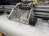 Machine d'impression jet d'encre UV grand format 1,8 m pour autocollants en rouleau avec lampe UV à cycle d'eau
