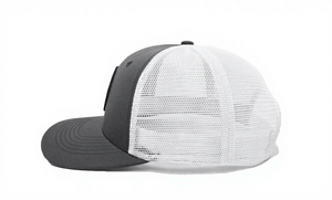 Casquette de camionneur pour adulte en maille blanche structurée à 6 panneaux avec patch en cuir personnalisé, fabriquée au Vietnam, style décontracté et tendance, idéale pour le sport et les activités de plein air - Product Image 3