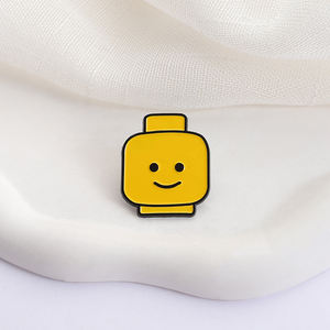 Pin esmaltado de cara divertida amarilla, expresión de cara sonriente, bloques de construcción, broche de solapa, mochila, insignia, regalos de joyería para amigos - Product Image 3