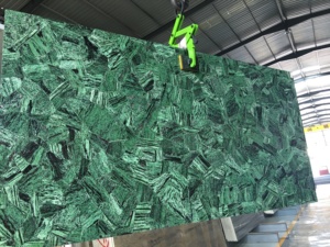 Dalle de pierre précieuse émeraude rouge pour design d'intérieur de luxe - Product Image 2