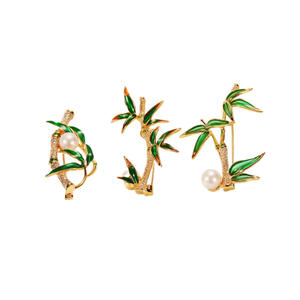 Broches de mode en bambou vert exquis en gros pour femmes, accessoires de poitrine en perles d'eau douce pour tenues festives - Product Image 5