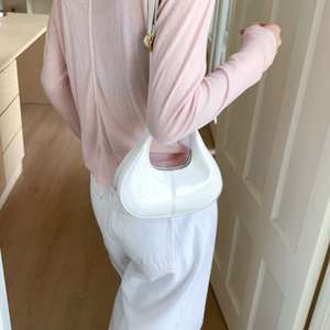 Sac à main en cuir PU brillant avec poignée supérieure et sangle bandoulière Design minimaliste - Product Image 2