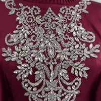 Robe longue personnalisée en tissu Nida brodée à la main avec des perles et des strass, couleur unie, col brodé, Abaya Dubaï, robe musulmane pour femmes