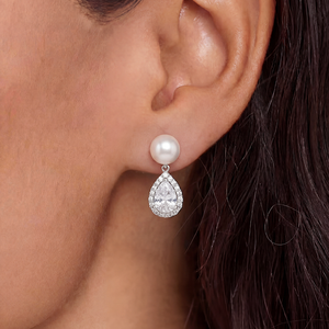 Boucles d'oreilles pendantes en cuivre plaqué argent avec perle blanche en forme de goutte et halo de zircons cubiques pour femme, bijoux en zircon pavé et perles, cadeau de mariée - Product Image 4