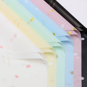 Papel de embalaje de flores de plástico translúcido impermeable con diseño de pétalos y lluvia, papel mate para flores, papel de regalo hecho a mano para floristería - Product Image 1