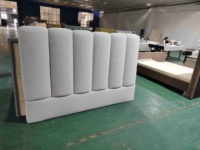 Lit Chesterfield capitonné en velours moelleux, disponible en tailles double et king, avec option de rangement à vérin à gaz et matelas inclus.
