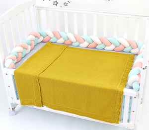 Couverture bébé personnalisée en tricot côtelé avec monogramme et volants, broderie de nom, pour cadeau de naissance - Product Image 3
