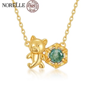 Collar de Plata de Ley S925 con Colgante de Musgo Verde, Diseño Original del Fabricante, Cadena para Clavícula con Osito Adorable - Product Image 1