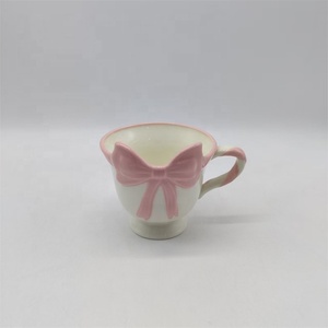 <span class=keywords><strong>Tasse</strong></span> à café en céramique 3D rose avec nœud et base sur pied, élégante <span class=keywords><strong>tasse</strong></span> à café blanche en gros - Product Image 1