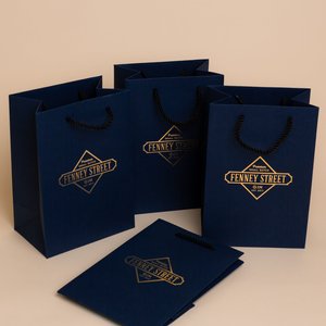 Sacs cadeaux en papier kraft noir de luxe avec logo personnalisé, sacs de shopping pour chaussures et vêtements pour utilisation en magasin de détail - Product Image 1