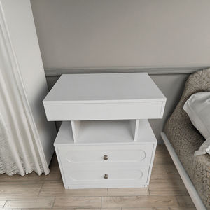 โต๊ะข้างเตียงไม้ MDF สีขาว โต๊ะข้างเตียงแบบลอยตัว 3 ลิ้นชัก พร้อมไฟ LED โต๊ะข้างเตียงอัจฉริยะสำหรับห้องนอน - Product Image 1