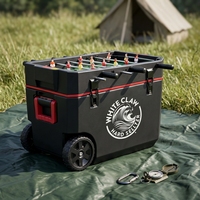 Glacière compacte en plastique rouge de 60 L avec mini table de baby-foot pour fêtes de famille, intérieur et extérieur, avec logo promotionnel