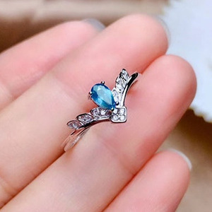 แหวนรูปตัววีประดับเพชรคิวบิกเซอร์โคเนียสีฟ้าสำหรับผู้หญิงแฟชั่นเครื่องประดับสไตล์งานแต่งงานแหวนนิ้วมือ - Product Image 1