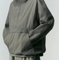 Veste Anorak Homme ODM en Nylon Froissé Léger Gris Sauge, Coupe Ample, à Demi-Zip, avec Capuche à Cordon de Serrage, Coupe-Vent