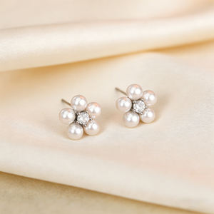 सुरुचिपूर्ण विंटेज फूल मोती स्टड इयररिंग्स महिलाओं पीतल की चांदी की प्लेटेड नकली मोती जिरकॉन क्रिस्टल हाइपोएलर्जेनिक गहने दैनिक - Product Image 1