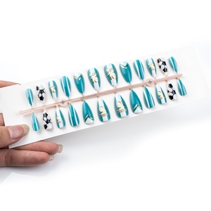 Uñas Postizas Adhesivas de 24 Piezas Estilo Ins con Forma de Almendra y Diseño de Balón de Fútbol, Efecto Iluminador, para Aficionados - ¡Venta Caliente! - Product Image 3