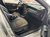 Mercedes-Benz Classe A d'occasion de haute qualité, berline, traction avant, 180 Turbo, phares halogènes avant, cuir foncé, R16, boîte de vitesses automatique, conduite à gauche