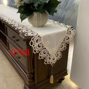 Chemin de table en dentelle soluble dans l'eau, blanc, avec découpe florale ajourée et pompon décoratif pour meuble TV ou console - Product Image 3